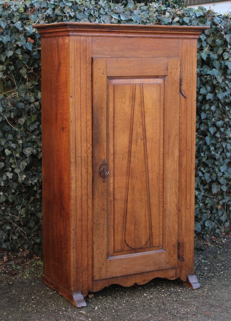 antiker-eint-riger-schrank